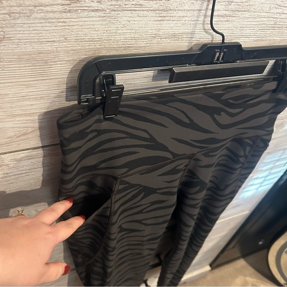 Old Navy Active Elevate Leggings. Women's Large High Rise. Gray Tiger Stripe. - Picture 3 of 4
